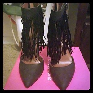 BLACK STRAIGHT POINT PUMPS.